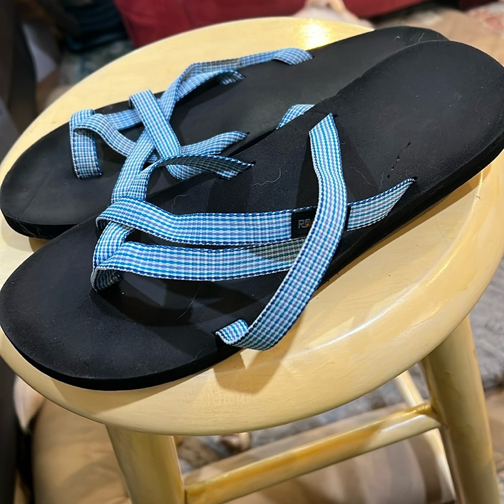 Women’s size 10 blue Rafter flip flops. Like new.